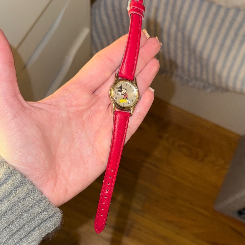 Mickey mouse watch vintage 90’s gold face.